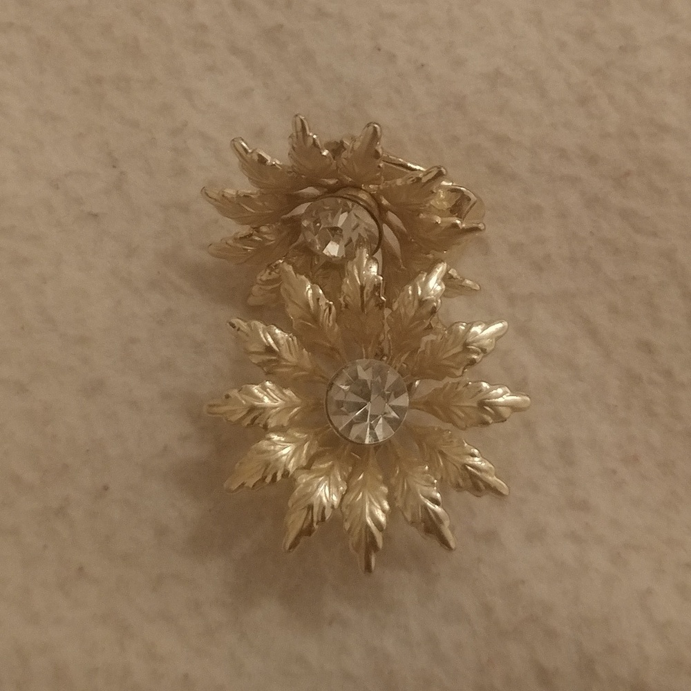 Vintage gold tone coro flower leaf crystal earring - Picture 6 of 6